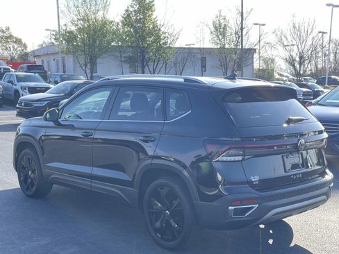 Certified 2025 Volkswagen Taos SE w/ Black Wheel Package FWD image 5