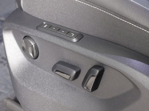 Used 2025 Volkswagen Atlas Cross Sport SEL Premium R-Line image 31