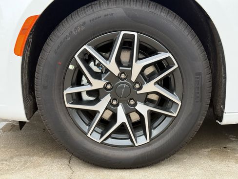 New 2027 Chrysler Pacifica Limited FWD image 9
