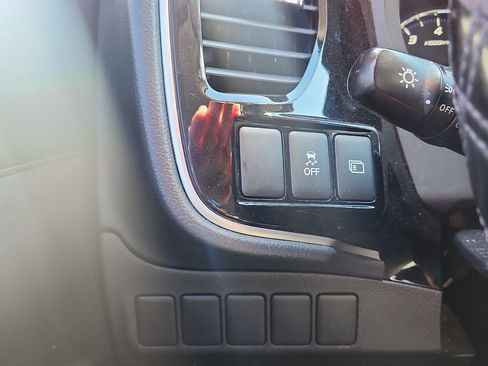 Used 2019 Mitsubishi Outlander SE image 19