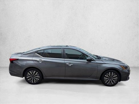 Used 2024 Nissan Altima 2.5 SV FWD image 4