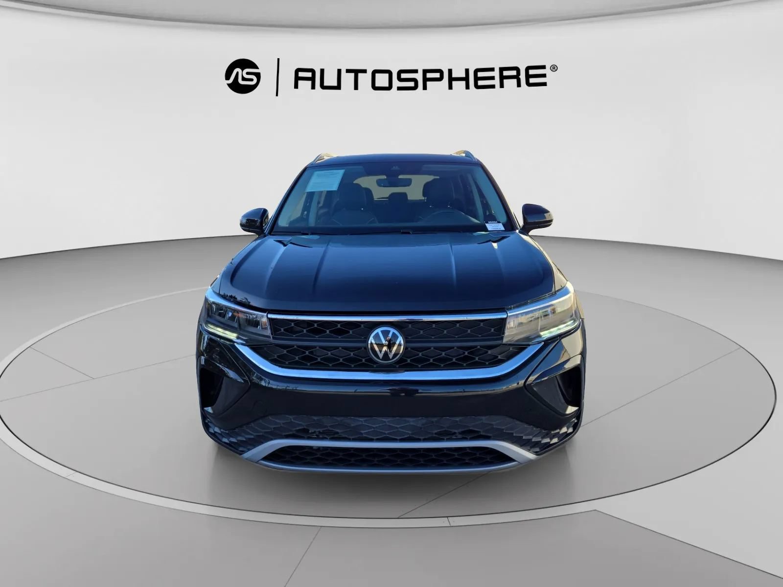 Used 2024 Volkswagen Taos SE w/ Panoramic Sunroof Package FWD image 2