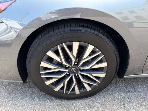 Used 2025 Nissan Altima 2.5 SV FWD image 4