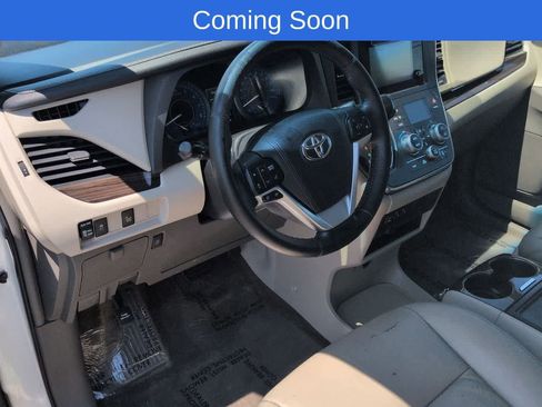 Used 2015 Toyota Sienna XLE FWD image 2