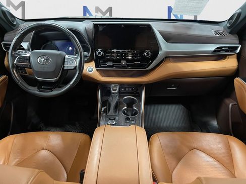 Used 2021 Toyota Highlander Platinum image 10