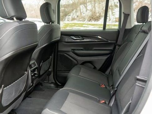 Used 2023 Jeep Grand Cherokee Laredo AWD/4WD image 12
