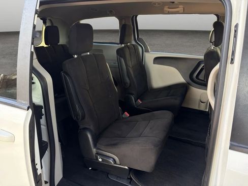 Used 2012 Dodge Grand Caravan SE image 16