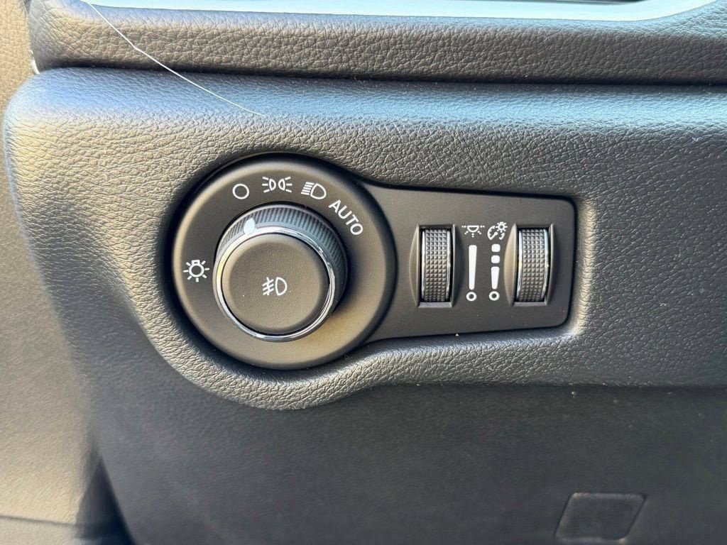 New 2026 Chrysler Pacifica Select FWD image 23