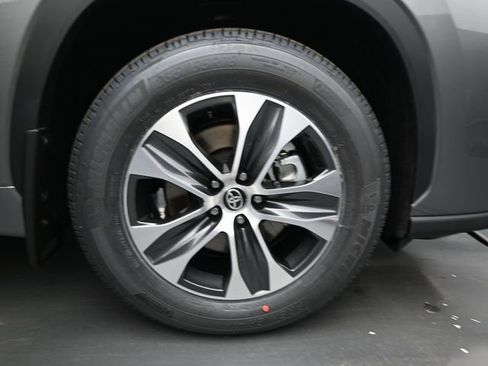Used 2026 Toyota Highlander XLE image 18