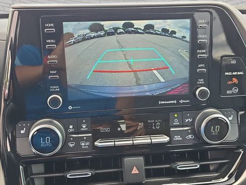 Used 2021 Toyota Highlander XLE FWD image 25
