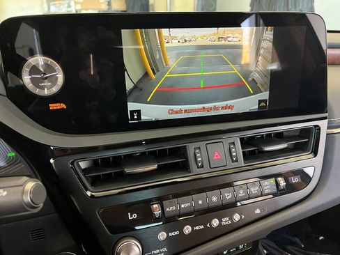 Used 2025 Lexus ES 300h w/ Premium Package FWD image 30