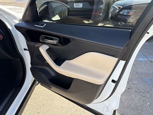 Used 2018 Jaguar F-PACE Premium image 21