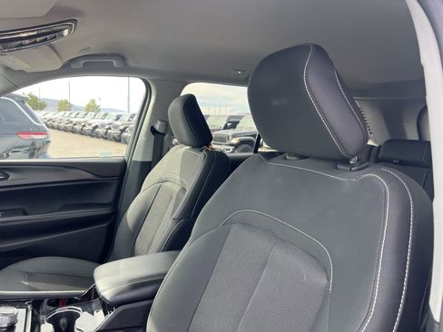 Used 2023 Jeep Grand Cherokee Laredo image 27