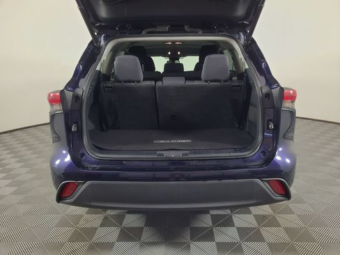 Used 2021 Toyota Highlander LE AWD/4WD image 26