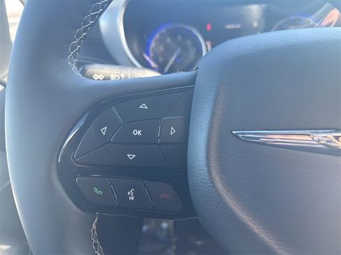 Used 2025 Chrysler Pacifica Limited image 25