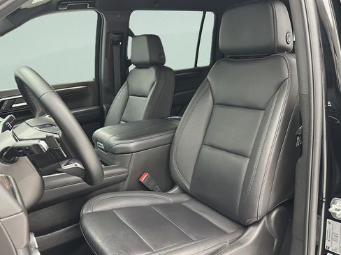 Used 2025 Chevrolet Suburban Z71 AWD/4WD image 14