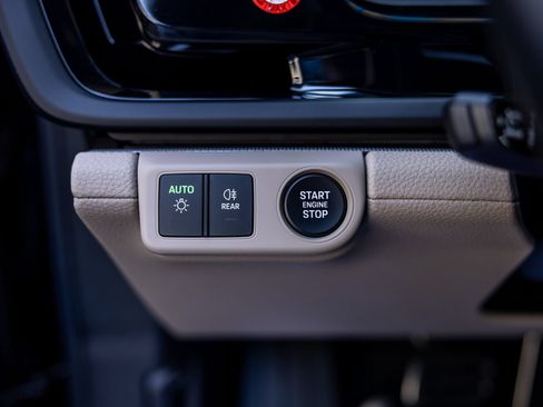 Certified 2025 Porsche Panamera image 35
