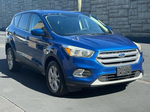 Used 2017 Ford Escape SE w/ SE Cold Weather Package AWD/4WD image 5