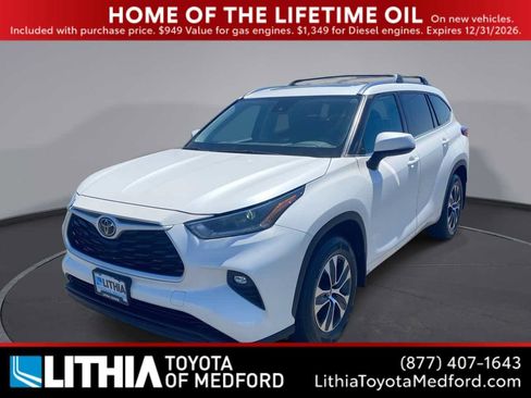 Used 2021 Toyota Highlander XLE AWD/4WD image 1