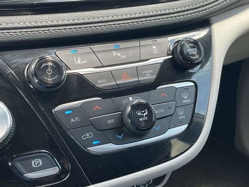 Used 2023 Chrysler Pacifica Touring-L FWD image 30