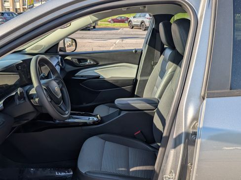 Used 2024 Chevrolet Trax LT FWD image 15