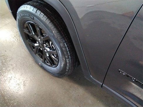 New 2025 Jeep Grand Cherokee Altitude image 21