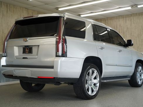 Used 2019 Cadillac Escalade Luxury AWD/4WD image 10