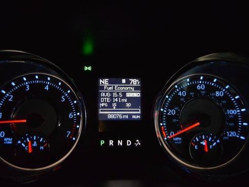 Used 2015 Chrysler Town & Country Touring FWD image 20