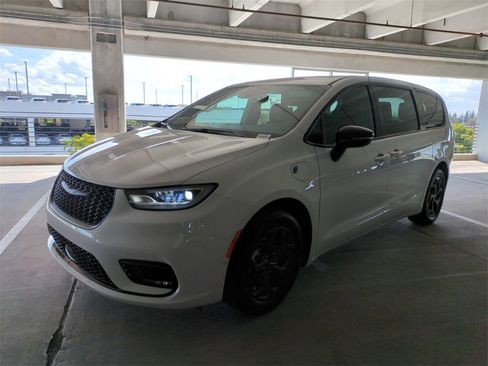 New 2024 Chrysler Pacifica Select w/ Uconnect Theater Family Group image 9