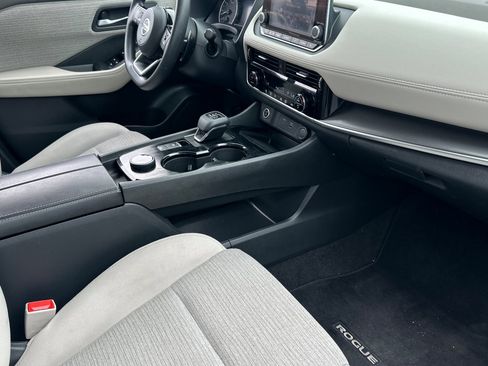 Used 2021 Nissan Rogue SV image 17