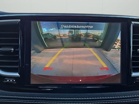 Used 2025 Chrysler Pacifica Limited FWD image 12