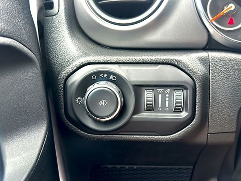 Used 2022 Jeep Wrangler Sport image 34