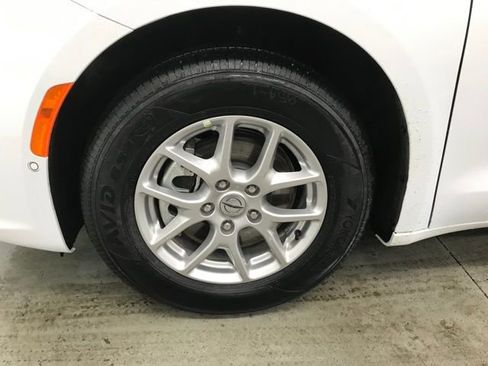 New 2025 Chrysler Pacifica Select image 30