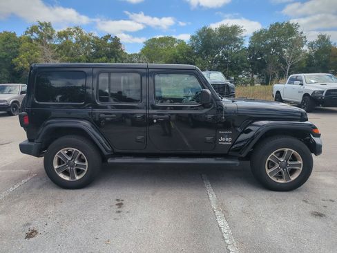 Used 2019 Jeep Wrangler Unlimited Sahara AWD/4WD image 5