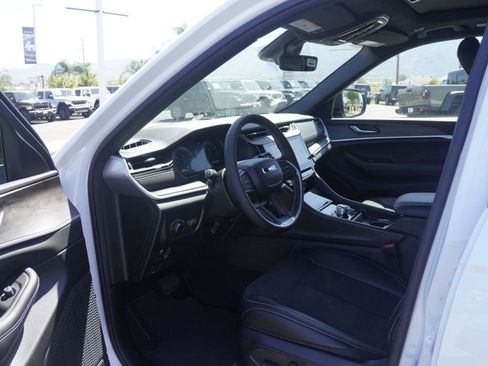 New 2026 Jeep Grand Cherokee Altitude image 19