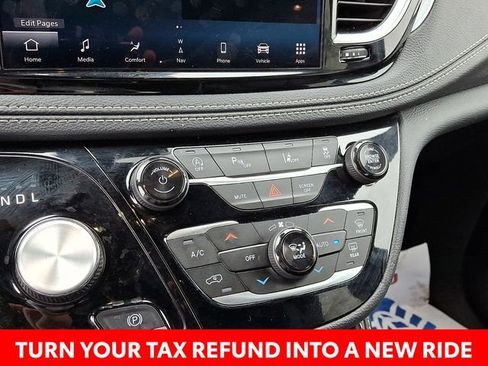 Used 2025 Chrysler Pacifica Limited image 17