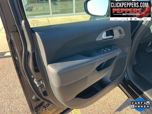 Used 2026 Chrysler Pacifica Select image 10