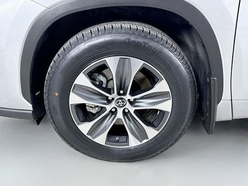 Certified 2022 Toyota Highlander XLE image 32