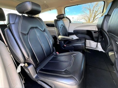 Used 2023 Chrysler Pacifica Touring-L image 22