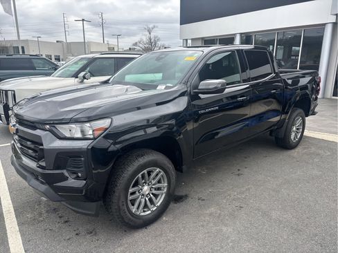 Used 2024 Chevrolet Colorado LT w/ LT Convenience Package image 2