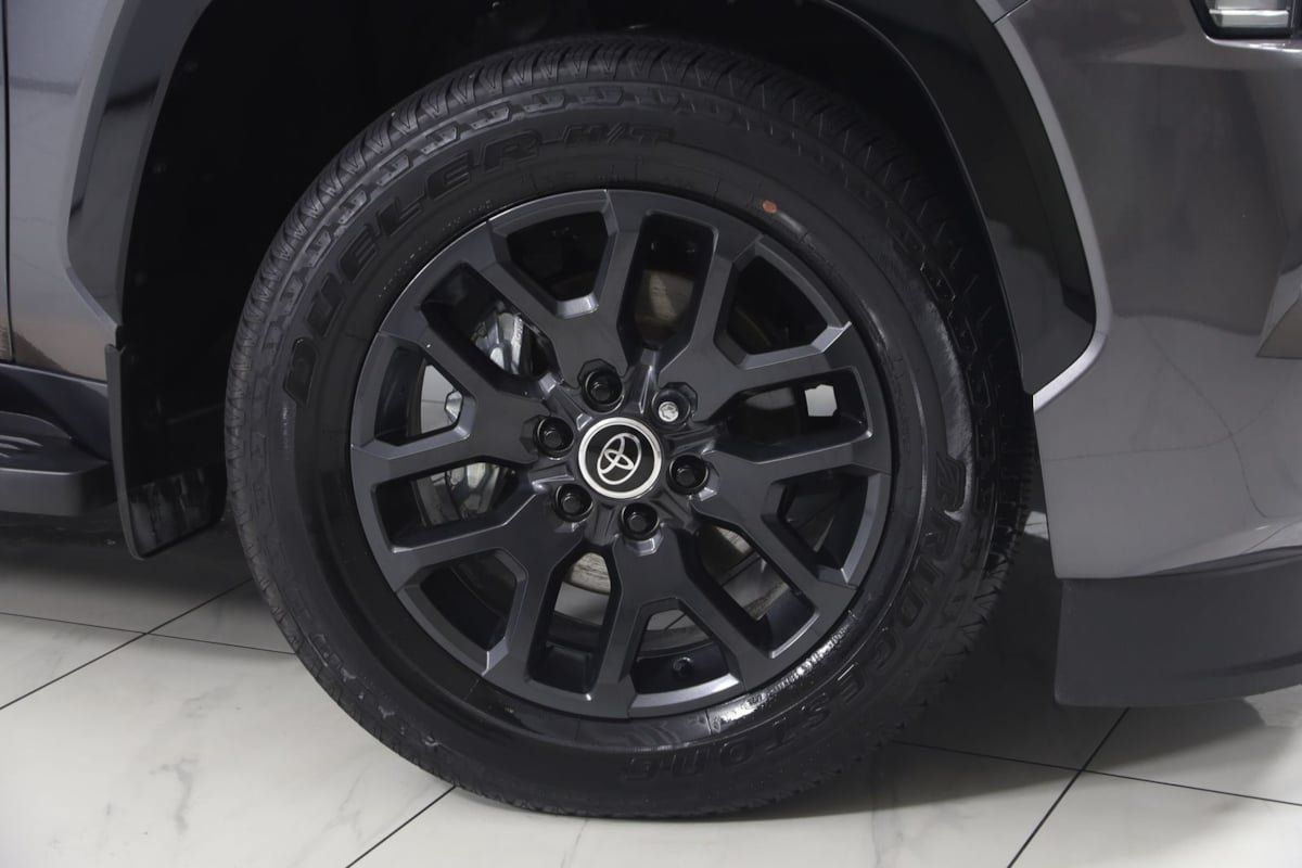 Used 2024 Toyota Sequoia Platinum AWD/4WD image 18