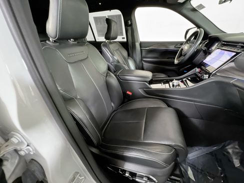 Used 2022 Jeep Grand Cherokee Overland w/ Luxury Tech Group IV AWD/4WD image 30