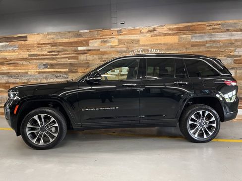 Used 2022 Jeep Grand Cherokee Overland w/ Luxury Tech Group IV AWD/4WD image 19