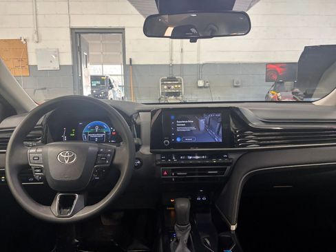 Used 2025 Toyota Camry LE image 33