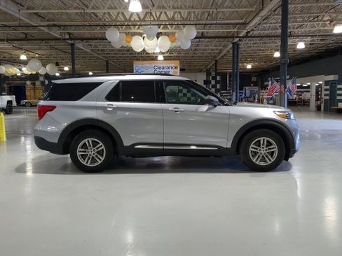 Used 2022 Ford Explorer XLT image 6