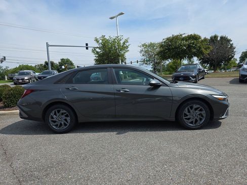 Certified 2024 Hyundai Elantra SEL FWD image 9