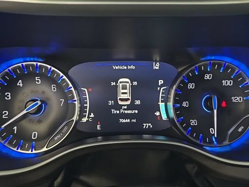 Used 2024 Chrysler Pacifica Touring-L FWD image 5