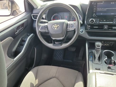 Used 2021 Toyota Highlander L FWD image 17