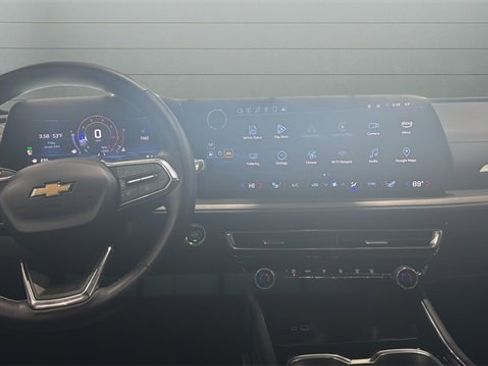 Used 2025 Chevrolet Traverse LT image 9