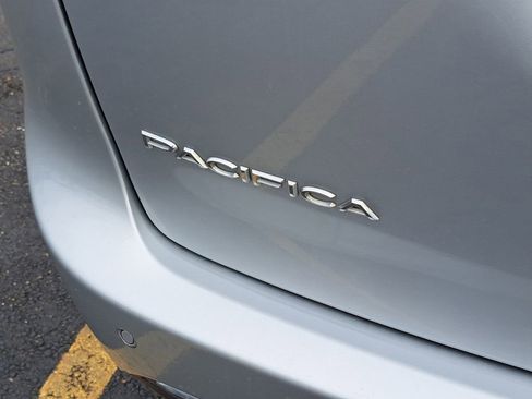 Used 2023 Chrysler Pacifica Touring-L FWD image 8